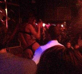 Pedro Teixeira com stripper em bar no Cais do Sodré