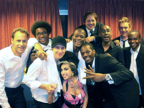 Amy_Winehouse_with_backing_singers_Zalon_and_Heshima_Thompson