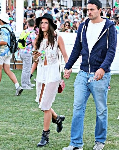Sara Sampaio feliz no Coachella com o novo namorado