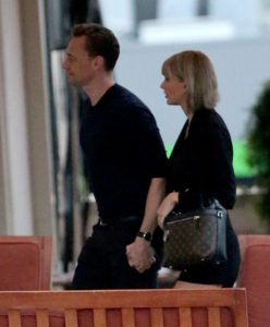 gallery-1467629885-tom-hiddleston-taylor-swift-holding-hands - Cópia