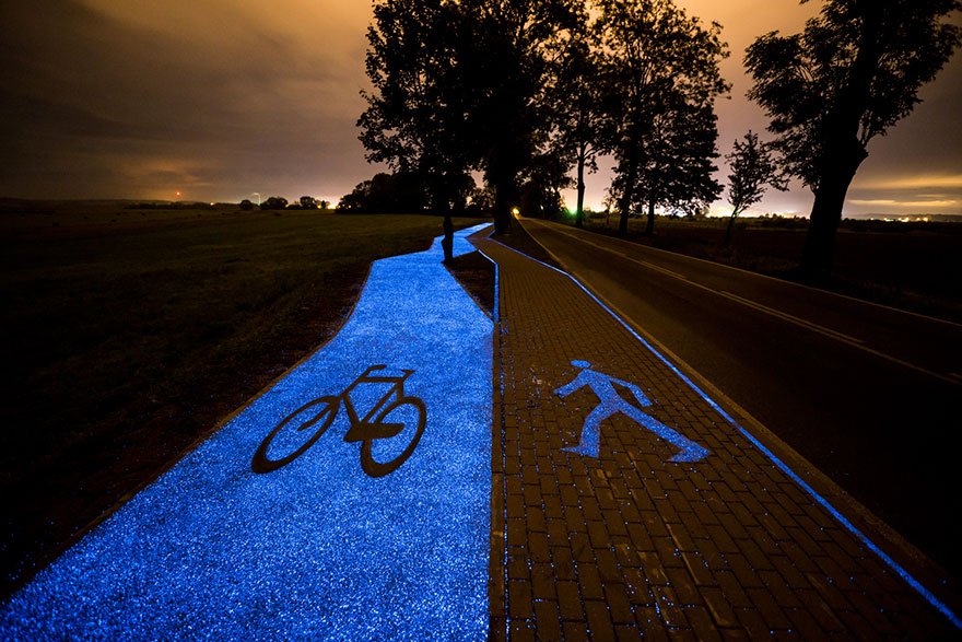 glowing-blue-bike-lane-tpa-instytut-badan-technicznych-poland-6