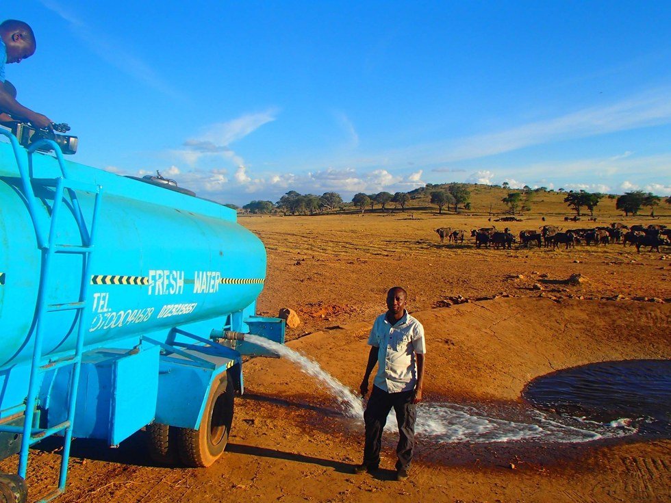 Ele faz milhares de quilómetros para dar água a animais selvagens no Quénia