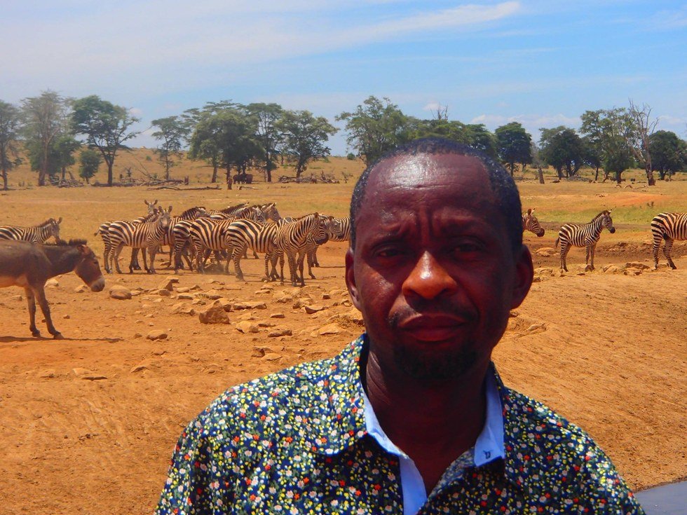 Ele faz milhares de quilómetros para dar água a animais selvagens no Quénia