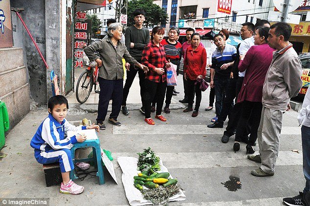 Menina abandonada há 8 anos vende vegetais na rua, na esperança de reencontrar os pais