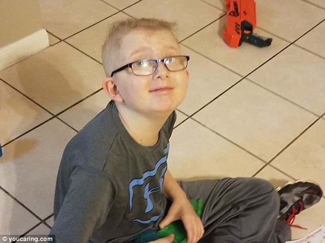 Mãe publica foto do filho que luta contra uma leucemia, e emociona a web