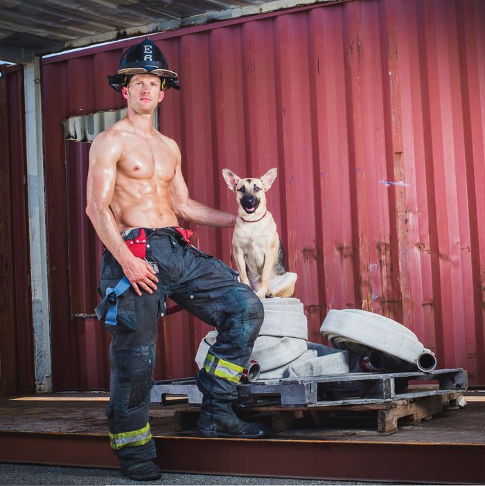 Pediram a este bombeiro para posar com um cão de resgate, ele não resistiu, e adotou-o