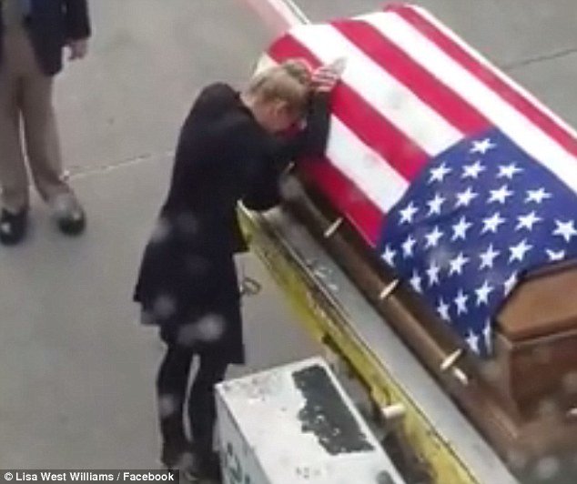 Esposa recebe o caixão do marido militar no aeroporto. O vídeo emocionou a web