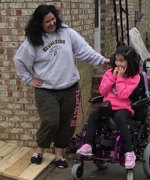 Motorista de autocarro escolar constrói rampa a menina de cadeira de rodas depois de ver a dificuldade da mãe