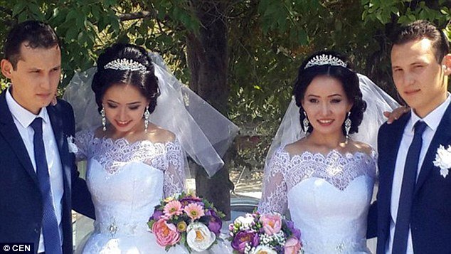 Gémeas que casaram com gémeos, na mesma cerimónia, estão agora grávidas ao mesmo tempo