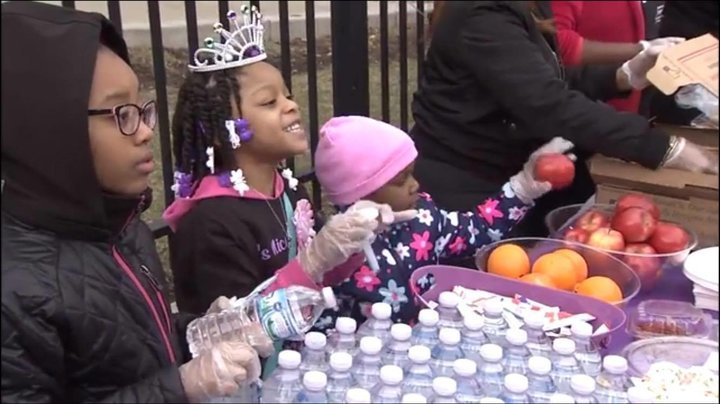 Menina de 6 anos comemora aniversário ajudando os sem-abrigo