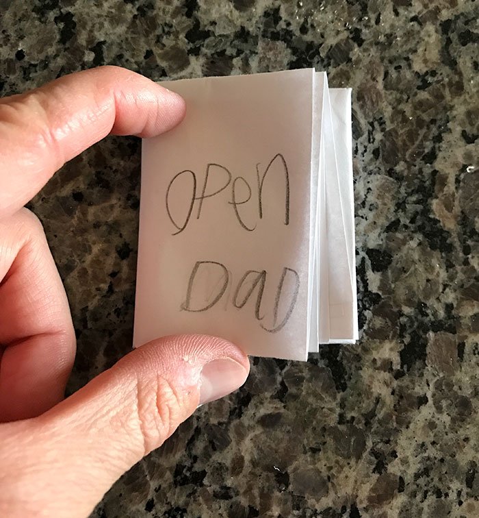 «A minha filha de 7 anos deu-me este papel dobrado, e pediu-me para desdobrar&#8230;&#8221;