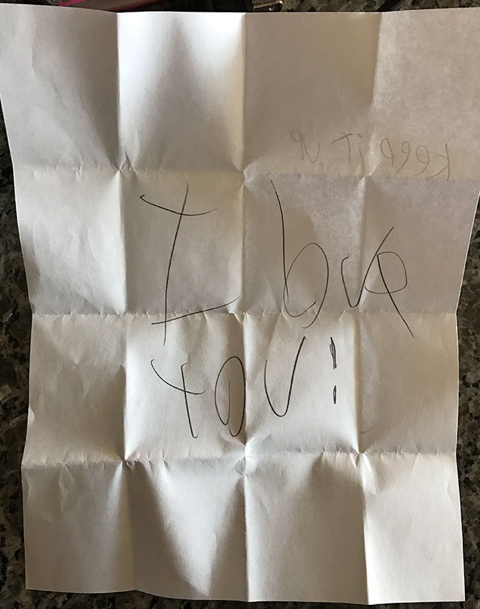 «A minha filha de 7 anos deu-me este papel dobrado, e pediu-me para desdobrar&#8230;&#8221;