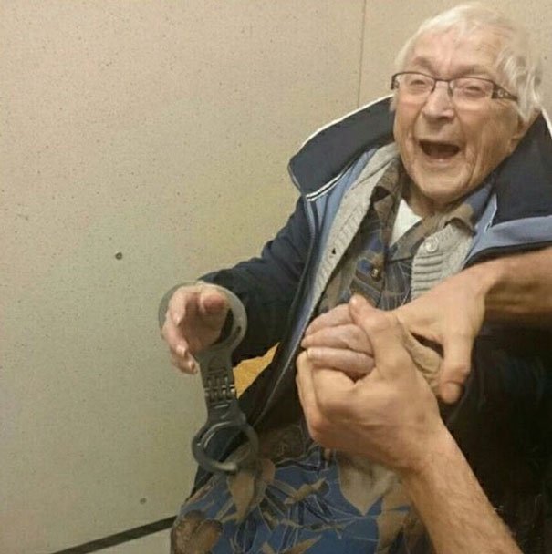Esta mulher com 99 anos tinha o sonho de ser presa. A polícia deu uma ajuda