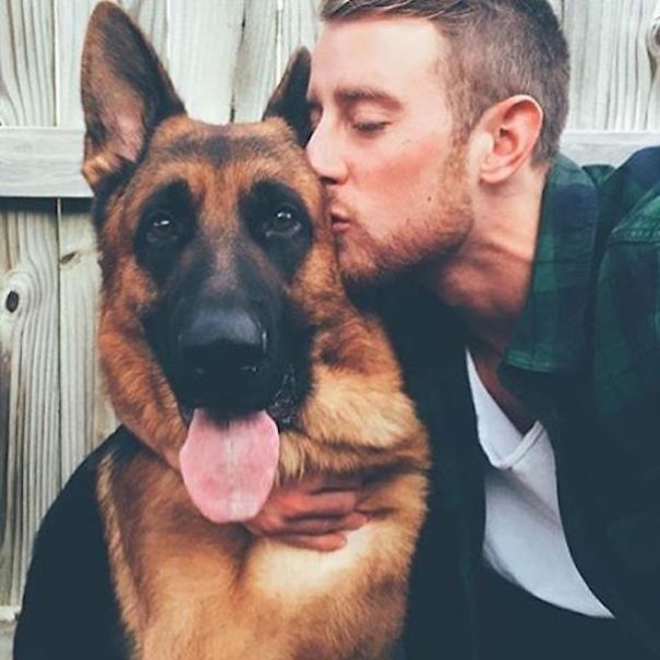 «Homens bonitos com cães», a conta de Instagram mais fofa do momento
