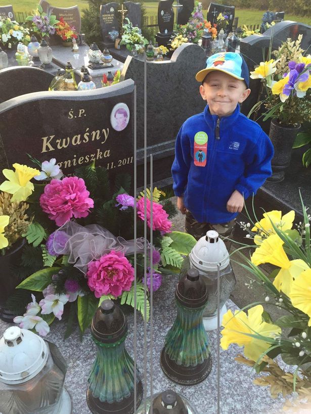 Morreu o menino de 7 anos, doente terminal, que queria ser enterrado com a mãe