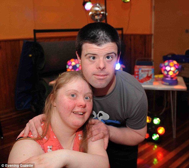 Jovem casal com Síndrome de Down foi impedido de se beijar num bar