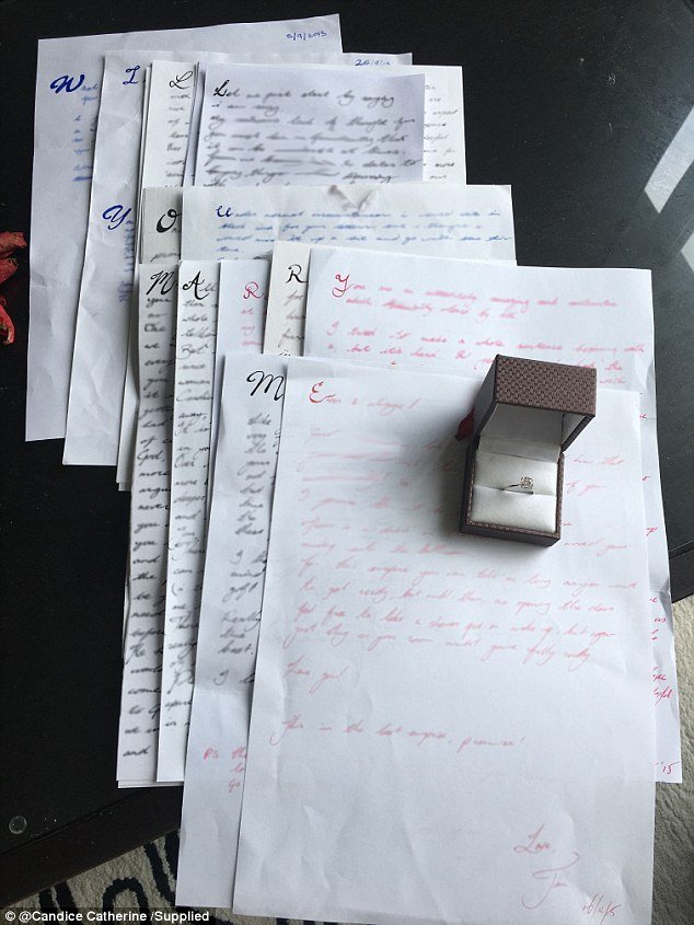 Pediu a namorada em casamento com a primeira letra das cartas que enviou durante 3 anos