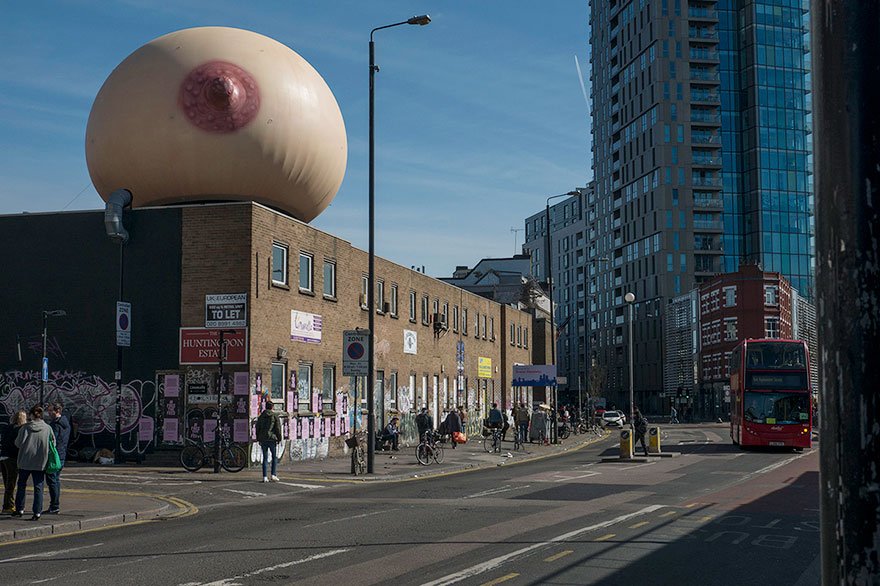 Alguém colocou uma mama gigante em cima de um edifício em Londres
