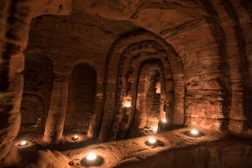 Este buraco é o único acesso a uma rede de caves secretas com 700 anos, construídas pelos Templários