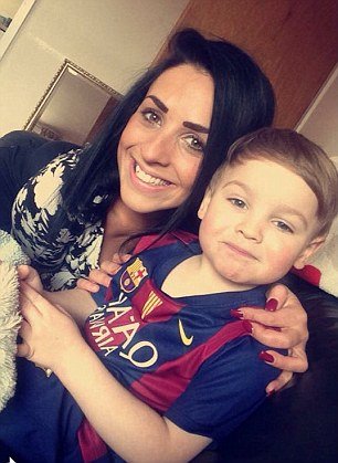 Menino de 3 anos fica sozinho em casa 2 dias, depois de a mãe ter morrido com um ataque de asma