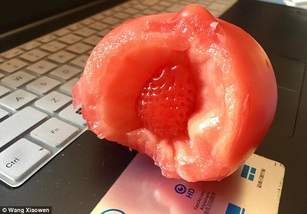 Estudante descobre morango dentro de um tomate