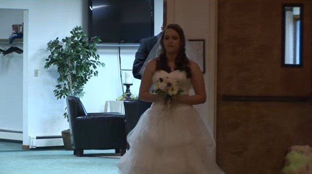 Todos pararam para ouvir esta noiva, e a emoção tomou conta do casamento