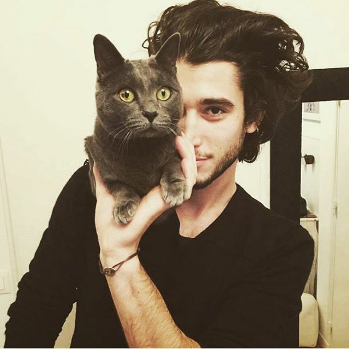 «Homens Bonitos com Gatos», é a conta de Instagram que tens que seguir