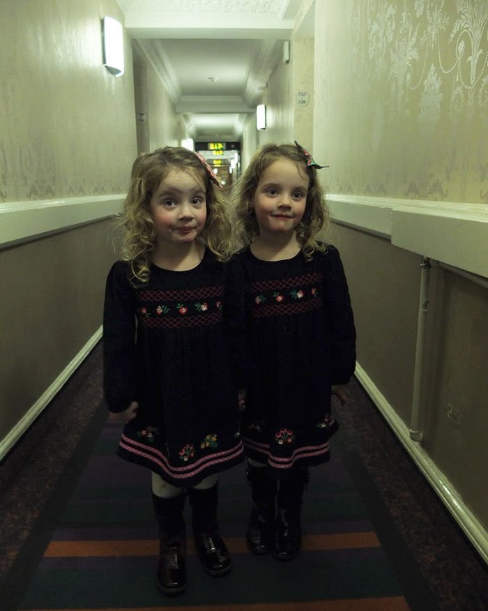 Pai usa filhas gémeas idênticas para assustar pessoas em hotéis, e é hilariamente