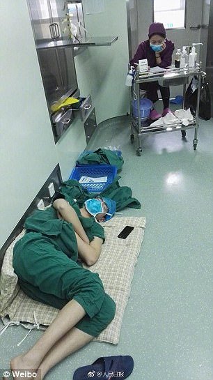 Cirurgião fotografado a dormir no chão, depois de 28 horas a operar, vira herói na web