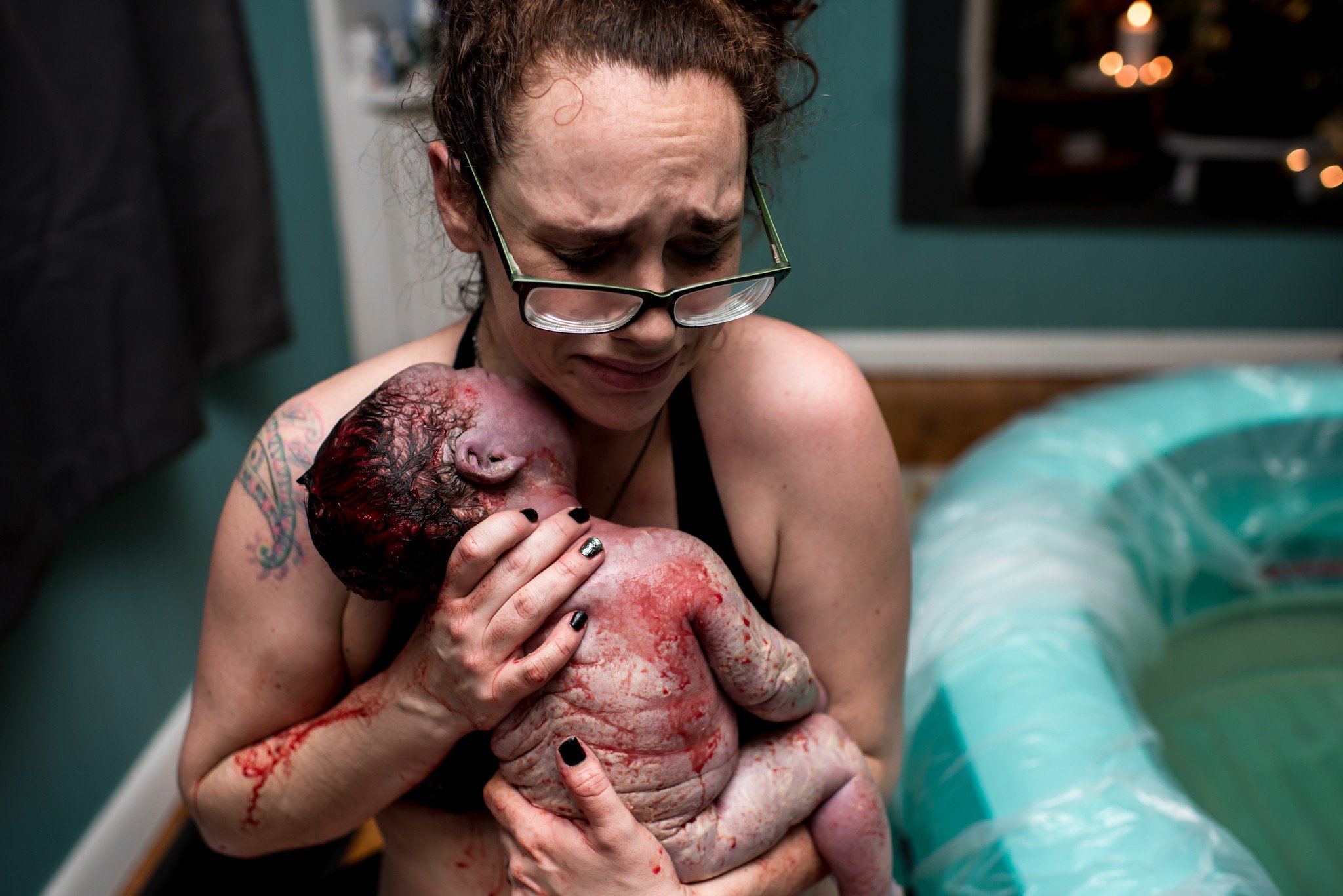Esta mãe deu à luz um bebé de 5 quilos, em casa, num momento incrível