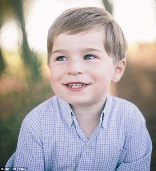 Este menino de 5 anos morreu entalado num restaurante giratório