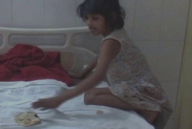Menina Mogli: tem 8 anos, vivia com macacos, e foi resgatada na Índia