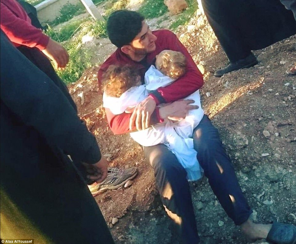 Foto deste pai sírio a segurar os seus gémeos, vítimas do ataque com gás sarin, está a emocionar o mundo