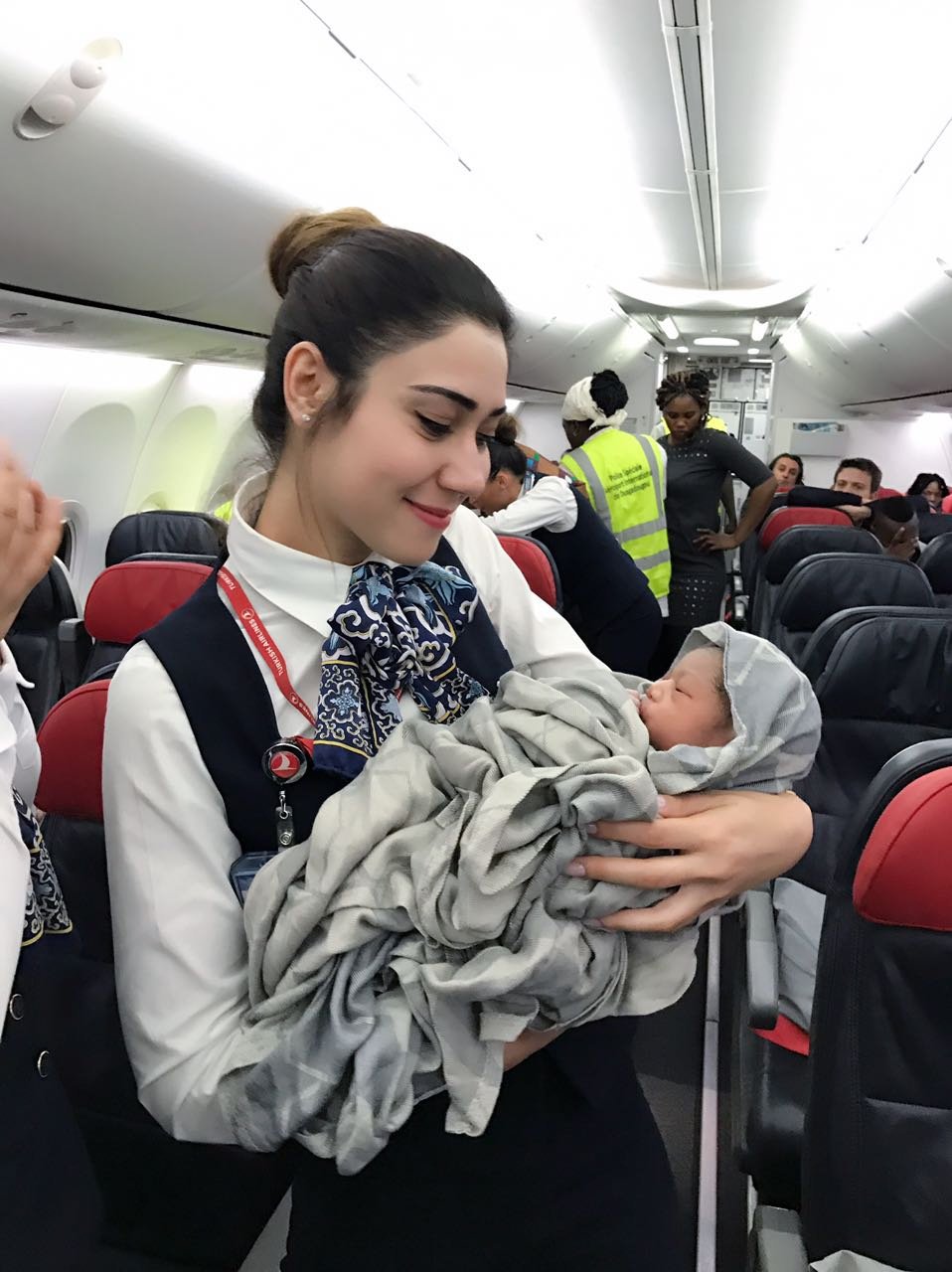 Mulher deu à luz em pleno voo, com a ajuda das hospedeiras de bordo