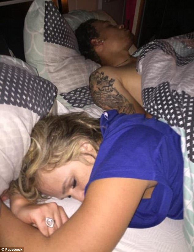 Encontrou a namorada na cama com outro homem, e decidiu publicar a foto nas redes sociais