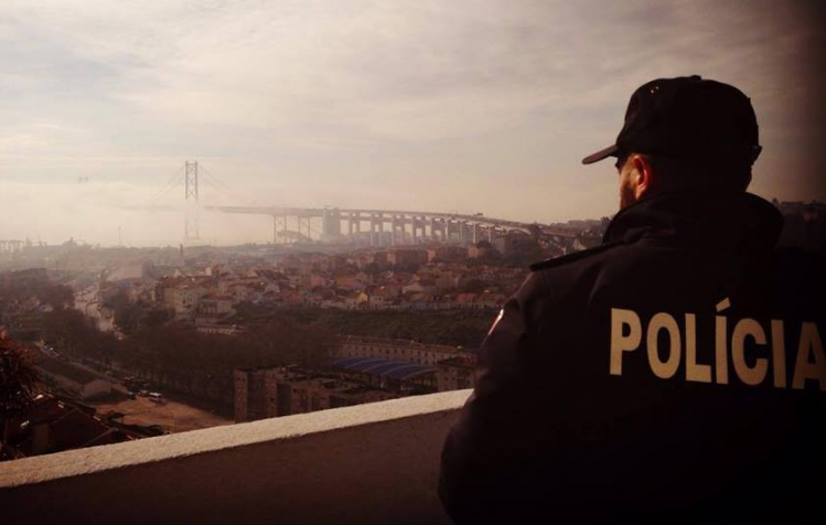 Lisboa: PSP à paisana encontrou mala com 1.000€, e foi entregá-la a casa de quem a perdeu