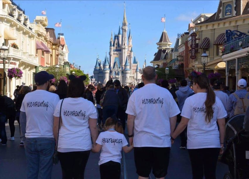 Menina cumpre sonho de ir à Disney com os seus &#8220;4 pais&#8221;, e a história ficou viral pelos melhores motivos