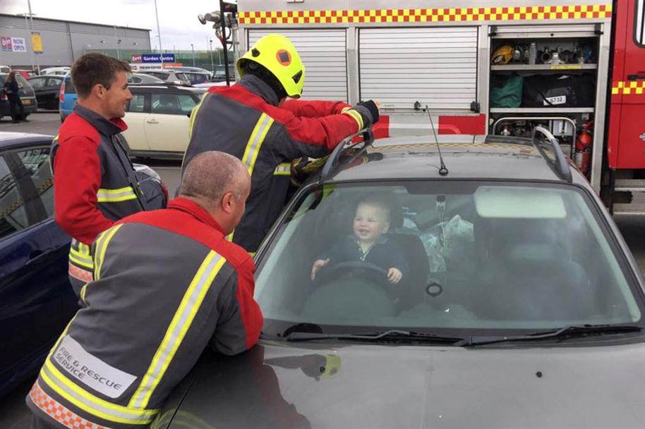 Bebé trancou-se no carro, e adorou ver a operação de salvamento