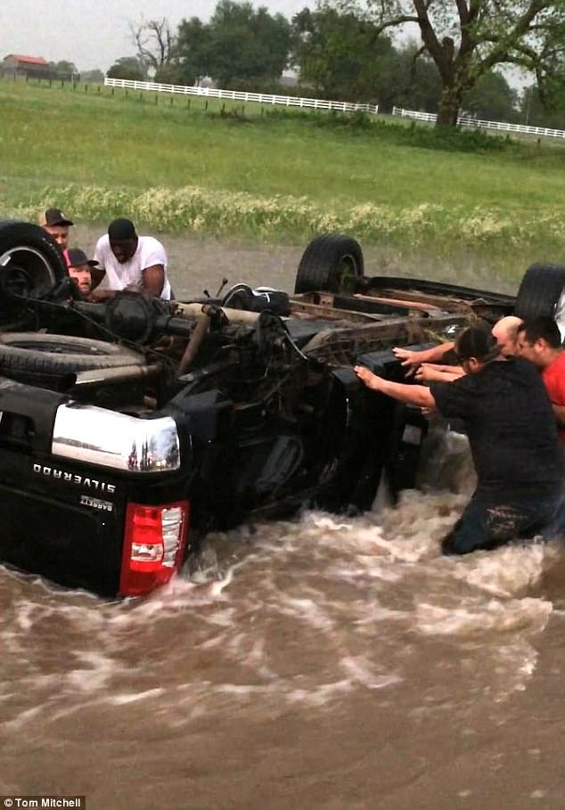 Vídeo mostra salvamento de duas crianças num carro que foi arrastado pela tempestade