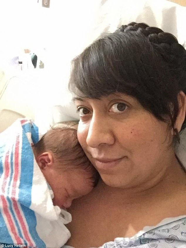 Recém-nascido posa para a foto com aparelho contraceptivo na mão