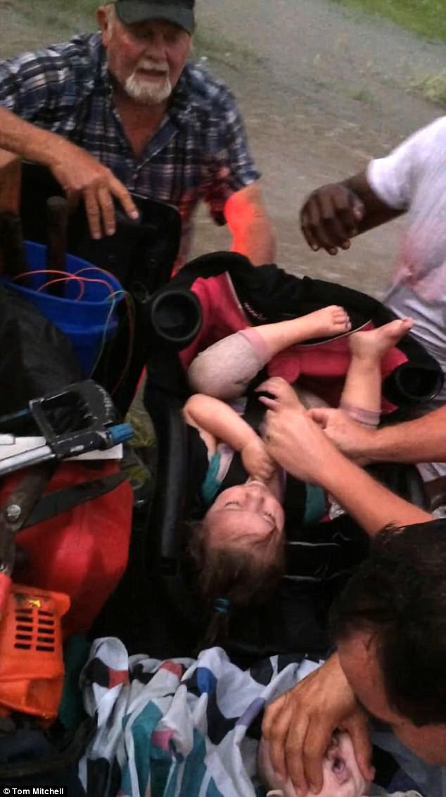 Vídeo mostra salvamento de duas crianças num carro que foi arrastado pela tempestade