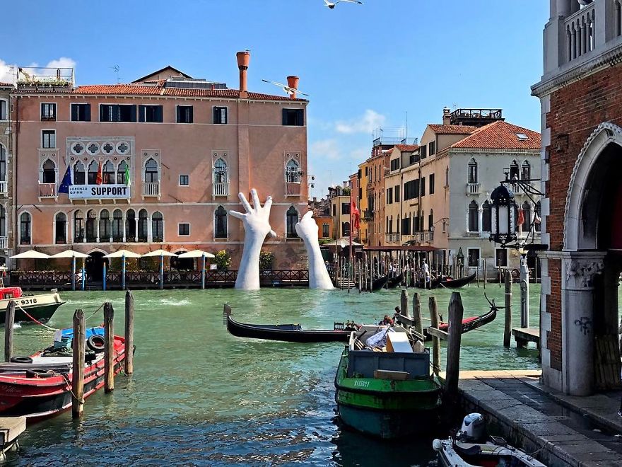 Escultura de mãos gigantes em Veneza alertam para alterações climáticas