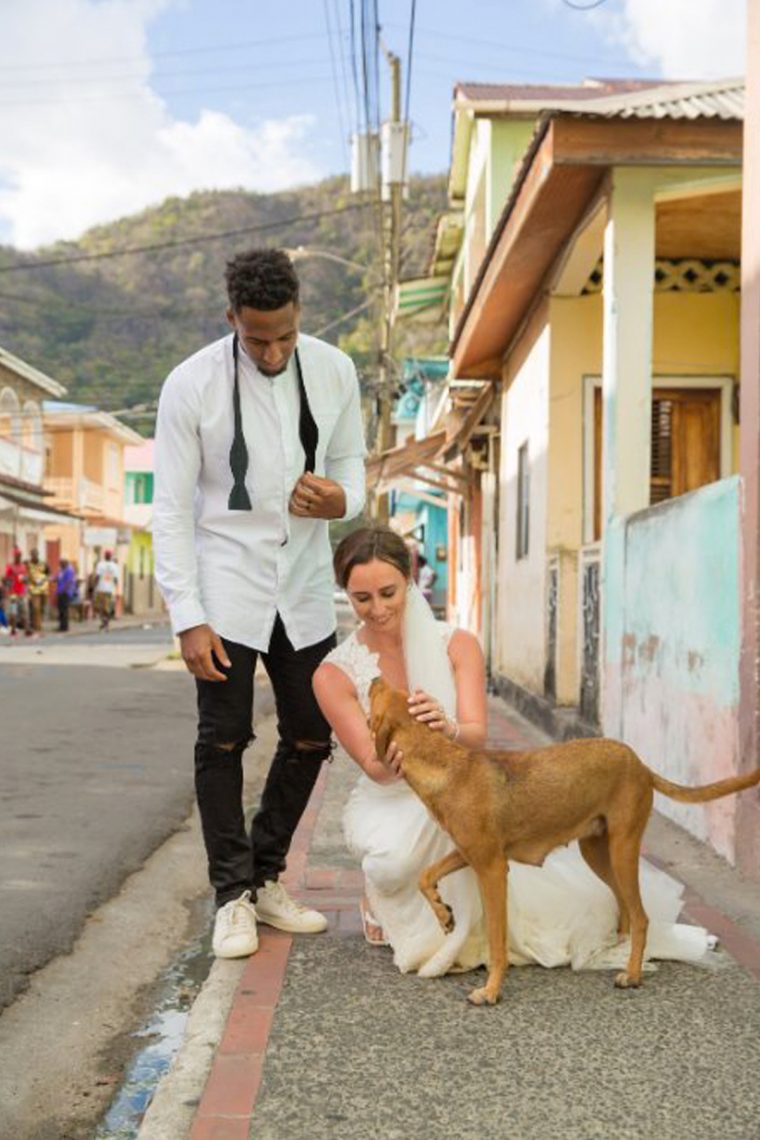 Estrela do futebol americano usa dinheiro do casamento para ajudar cães de rua