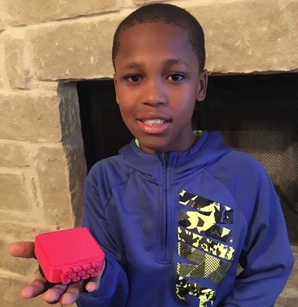Menino de 10 anos inventa dispositivo para salvar crianças que fiquem fechadas em automóveis