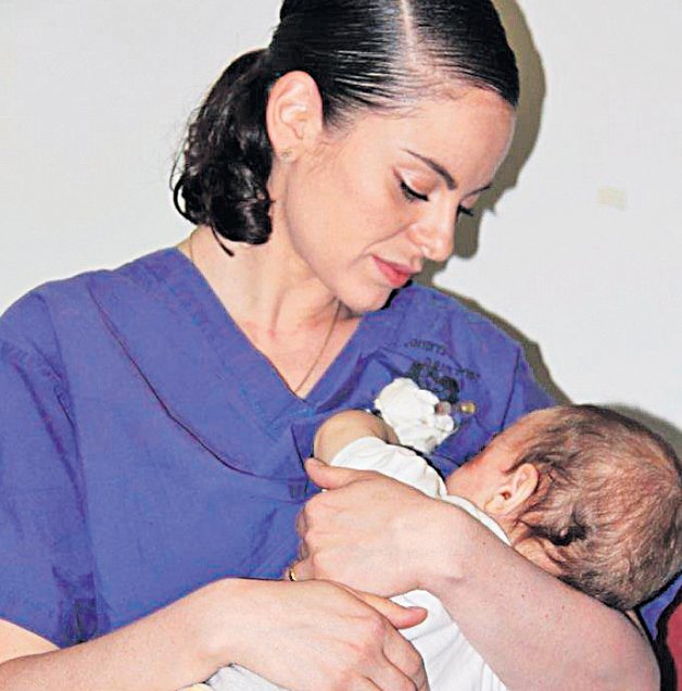 Enfermeira israelita amamenta bebé palestiniano, e prova que a compaixão é maior que a guerra