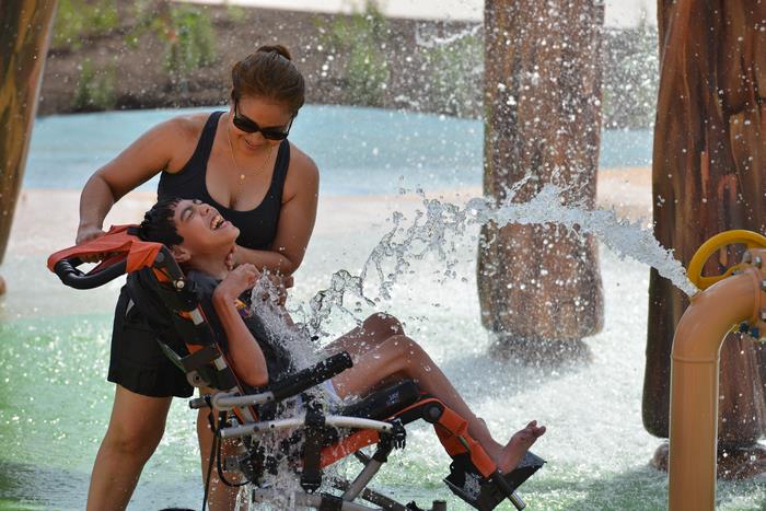 Primeiro parque aquático para portadores de deficiência já abriu, e é uma grande ideia