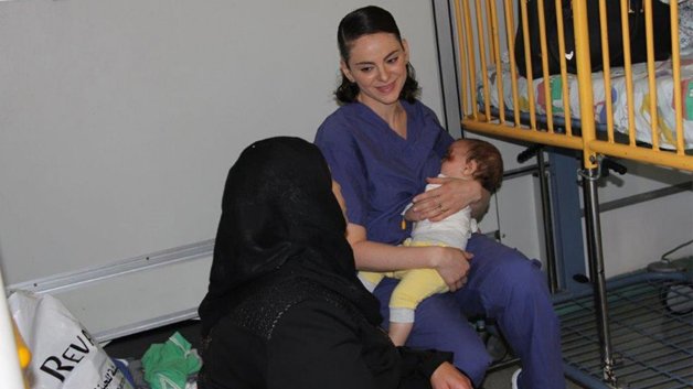Enfermeira israelita amamenta bebé palestiniano, e prova que a compaixão é maior que a guerra