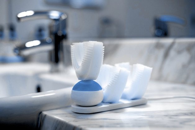 Escovar os dentes em 10 segundos, e sem mãos? Sim, é possível