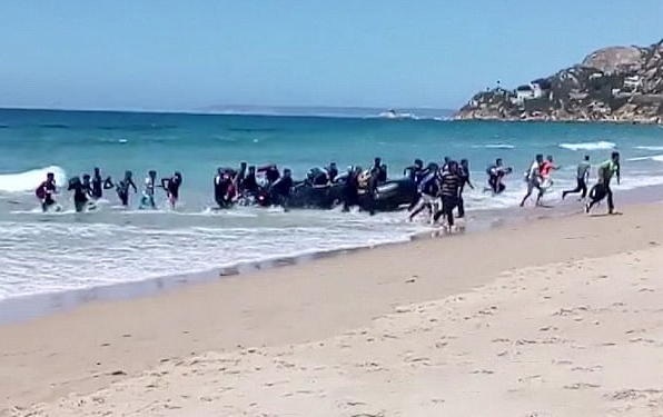 Dezenas de refugiados desembarcam em praia espanhola surpreendendo os banhistas