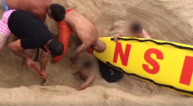Brincadeira com buraco na praia da Nazaré quase acabava mal para jovem de 18 anos